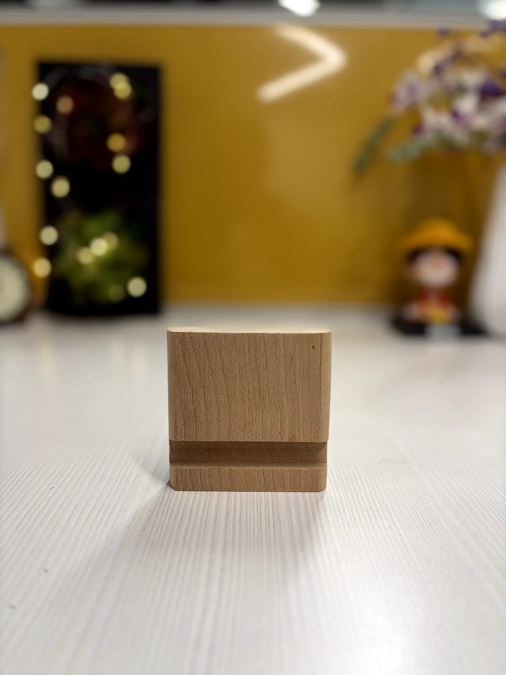 VIEWER – Compact Wooden Mobile Stand