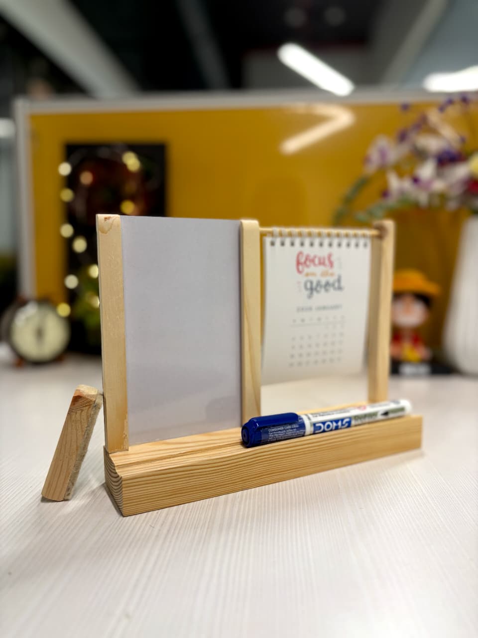 FRAMEO – Photo & Calendar Desk Organizer