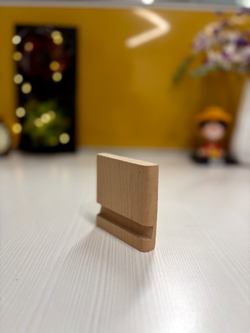VIEWER – Compact Wooden Mobile Stand