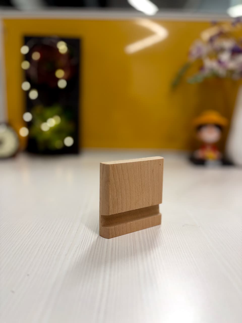 VIEWER – Compact Wooden Mobile Stand