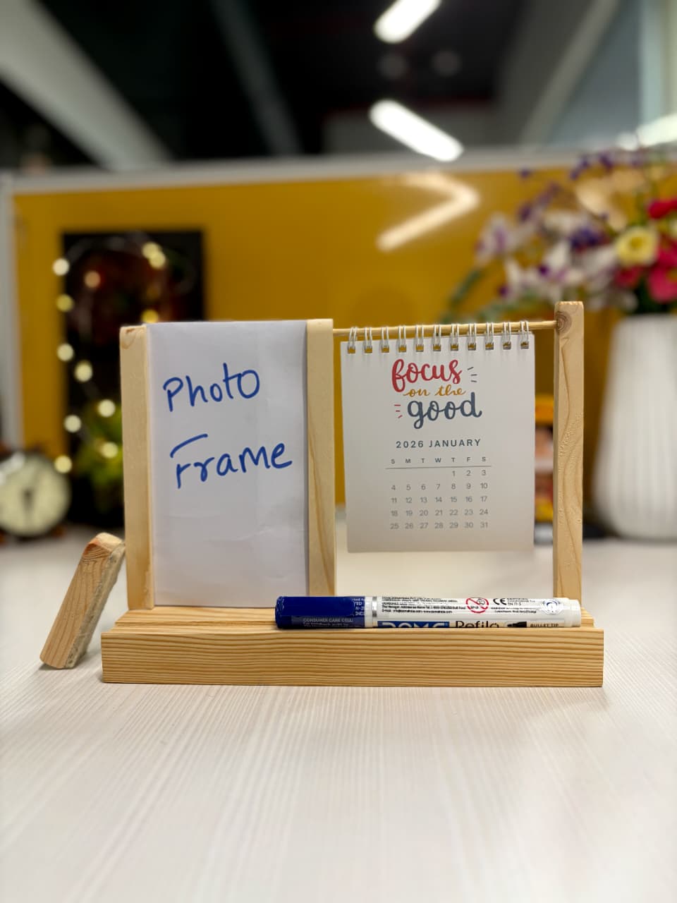 FRAMEO – Photo & Calendar Desk Organizer