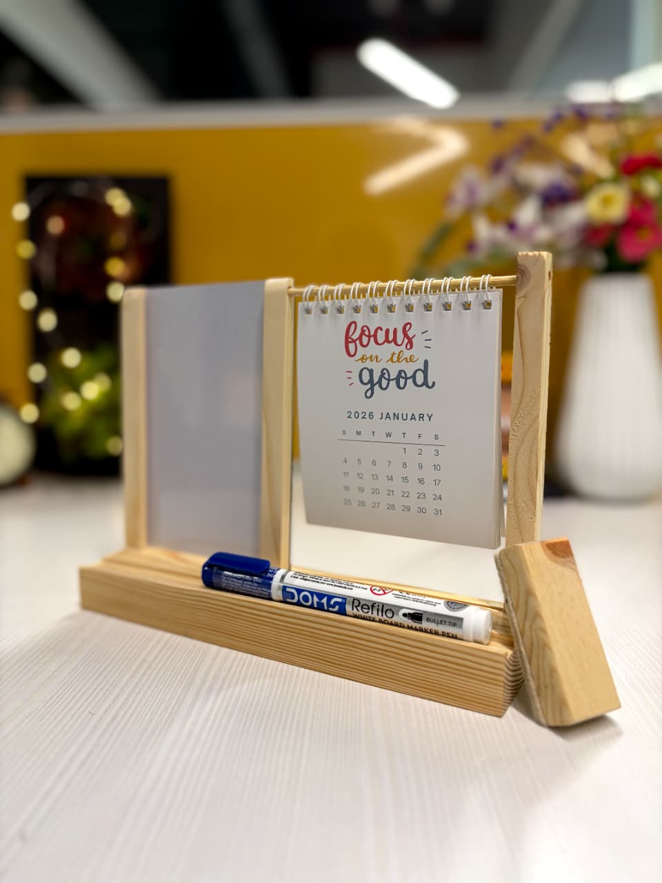 FRAMEO – Photo & Calendar Desk Organizer